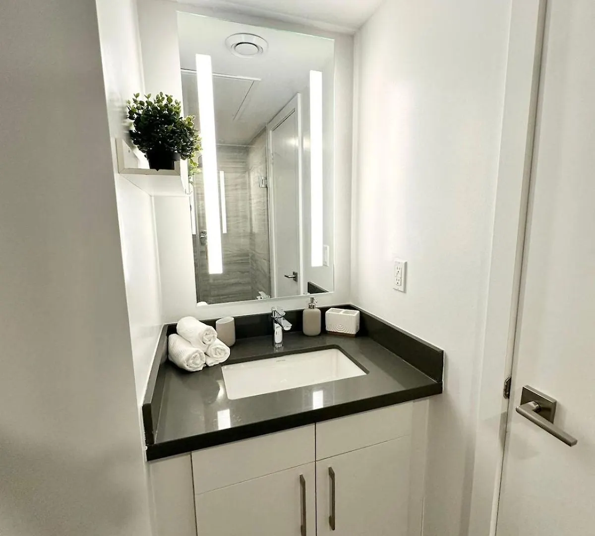 Apartment Condo In Yorkville - Newly Furnished Luxury Unit Toronto Canada